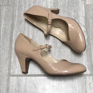 Short heel tan shoes